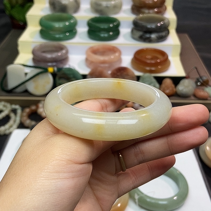 石英质玉手镯未镶嵌