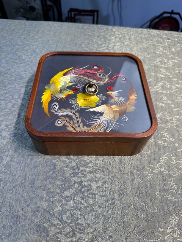 苏绣果盒凤穿牡丹高7左右宽21左右