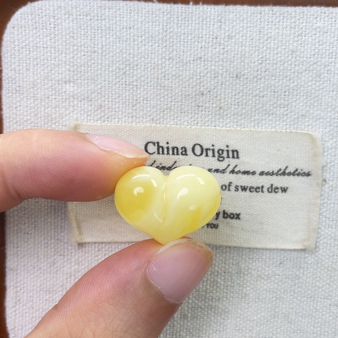 未镶嵌琥珀珠宝奇石白溶洞屁桃