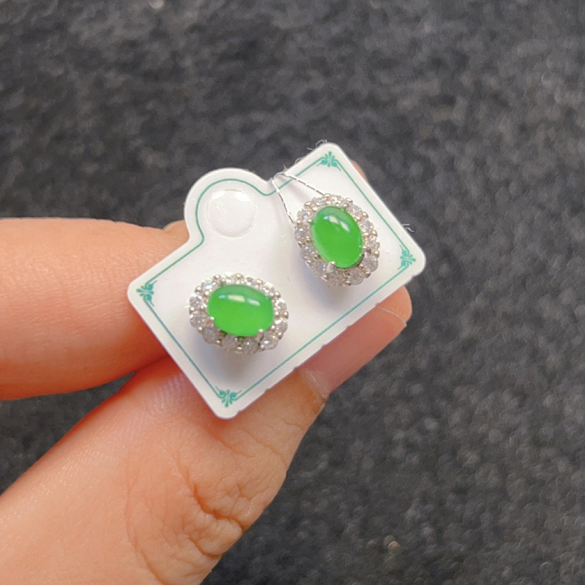 纯天然A货翡翠蛋面耳钉小点位阳绿厚装一刀切1437