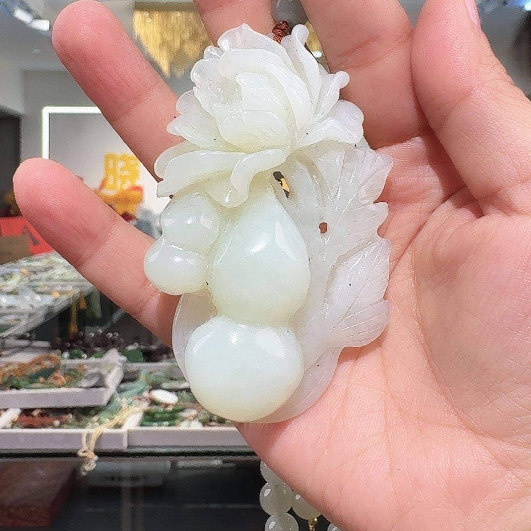 岫玉未镶嵌颈饰吊坠