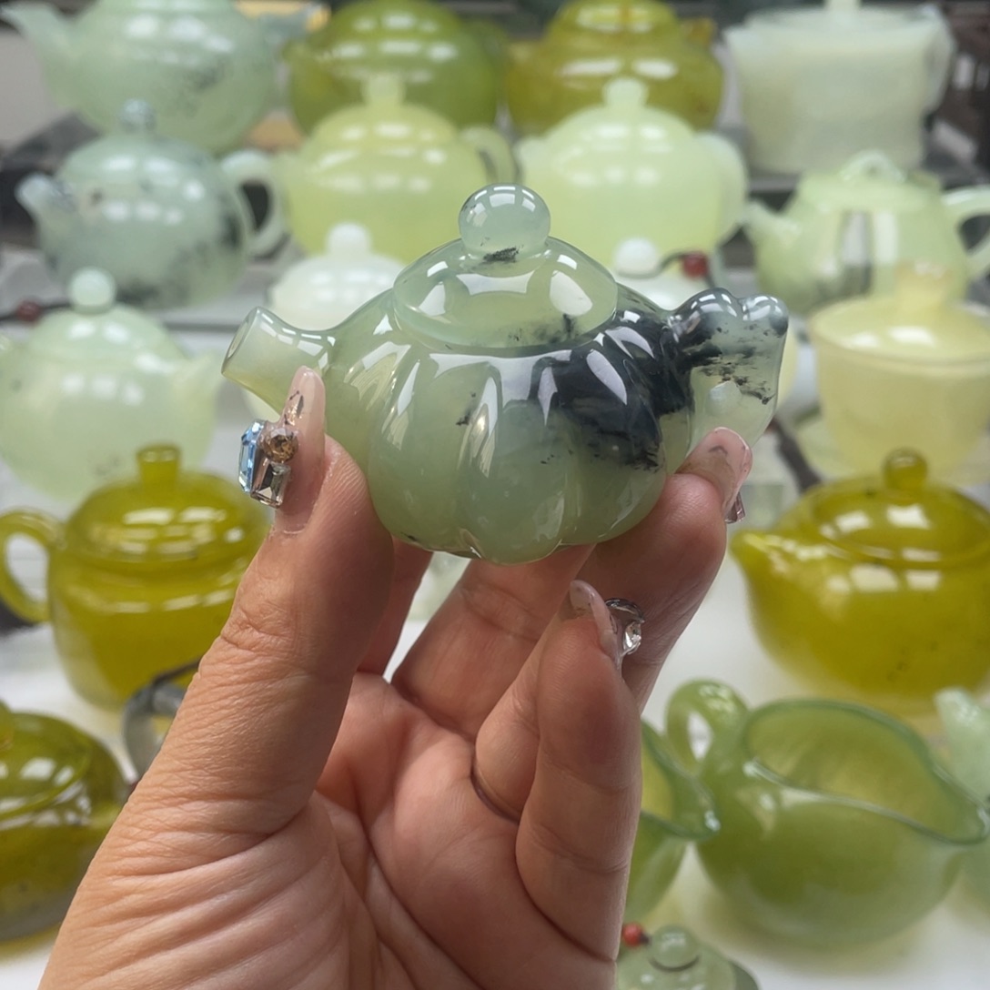 蛇纹石玉未镶嵌壶