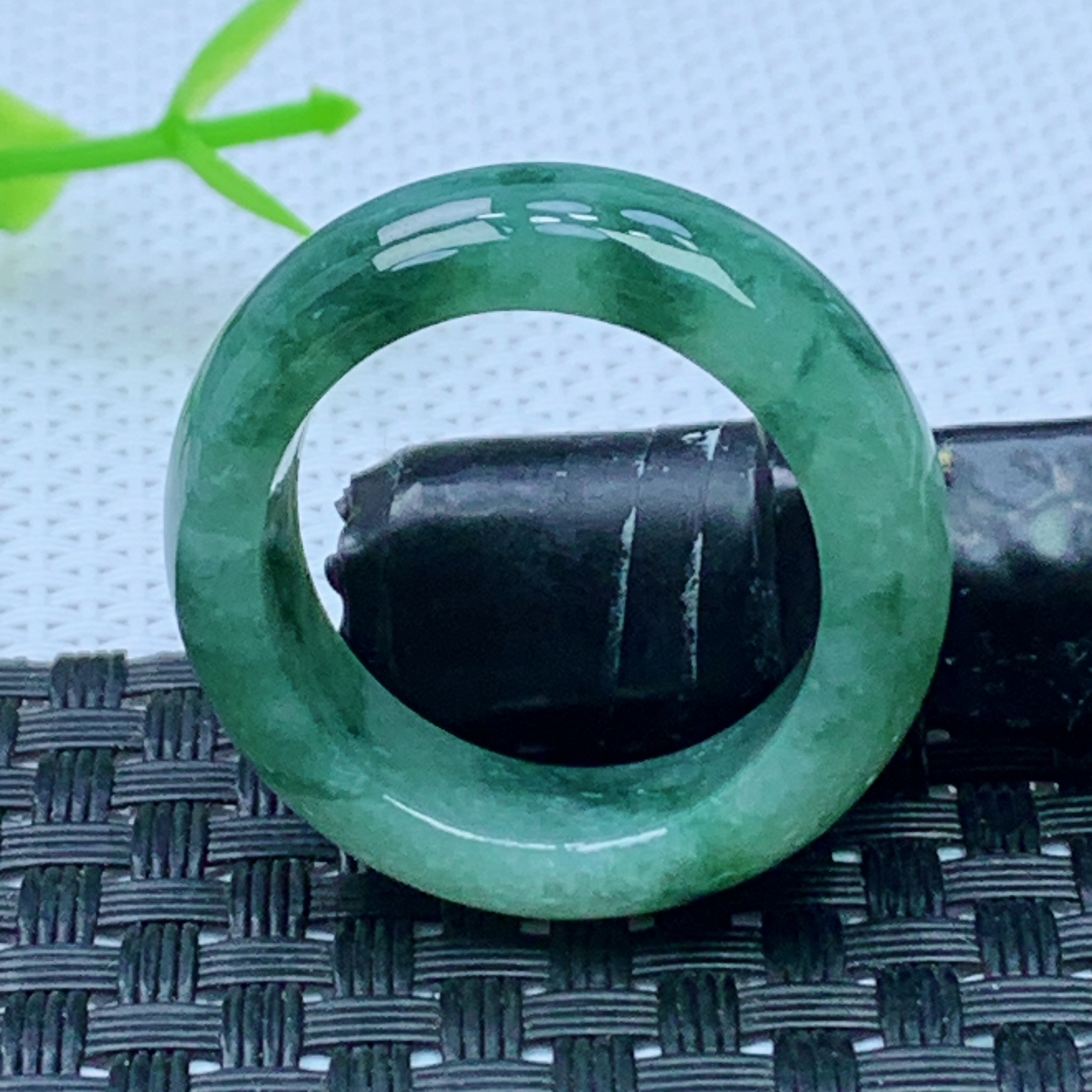 缅甸天然A货翡翠  飘花中宽素面玉戒圈戒指 内径21mm 编号1647