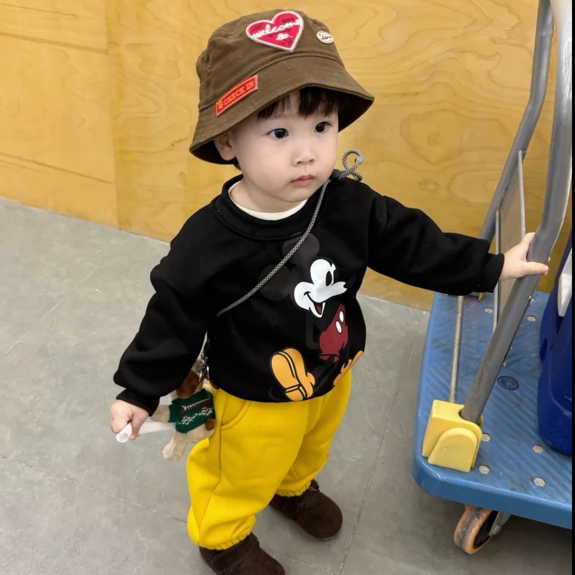 韩国童装儿童套装2025秋冬新款洋气黑色卡通卫衣休闲黄色卫裤