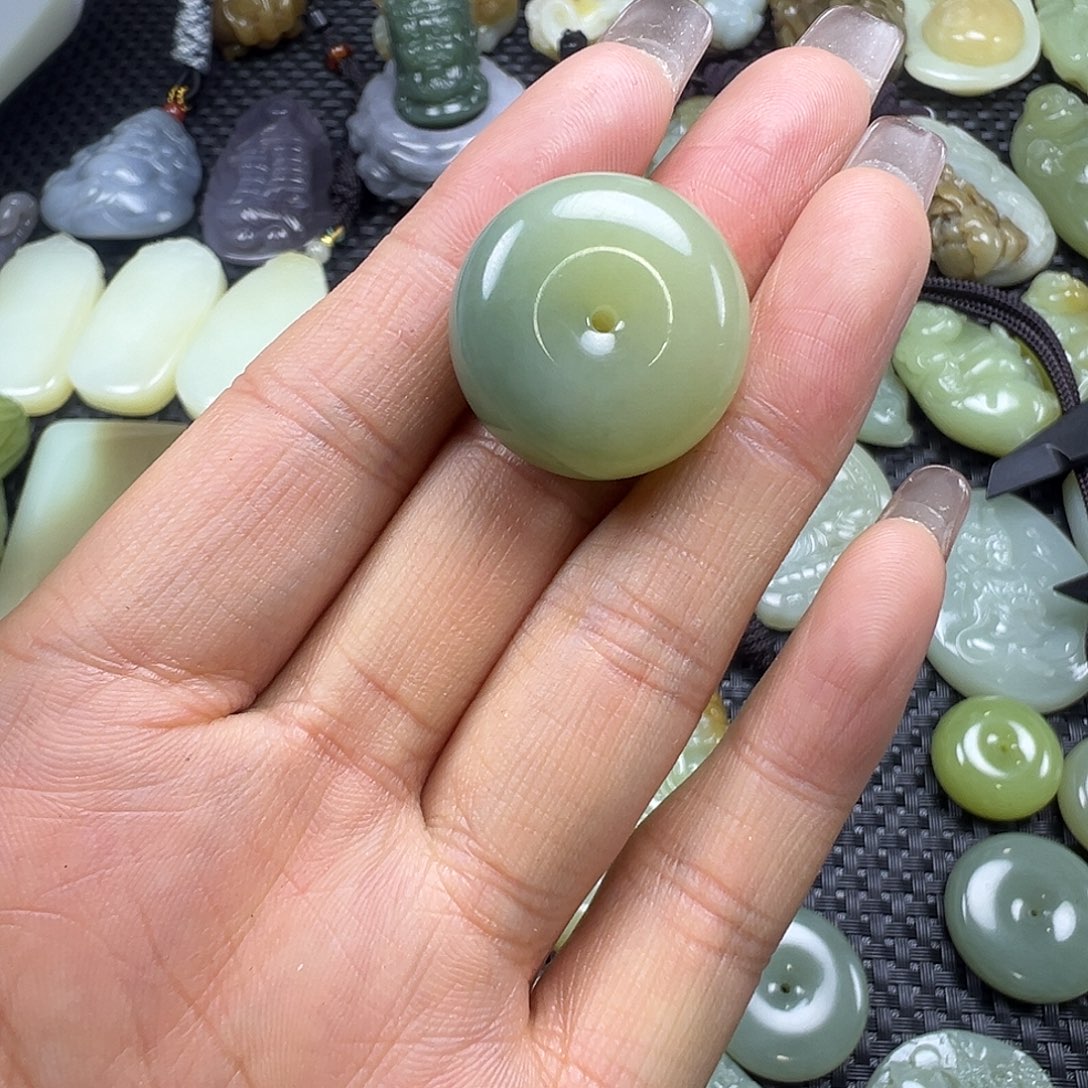 明***哥和田玉未镶嵌吊坠(不含链)卡23.4（有裂漏，不退不换）