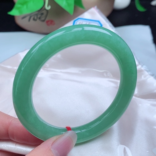 翡翠手镯未镶嵌      圆条56 冰果阳绿