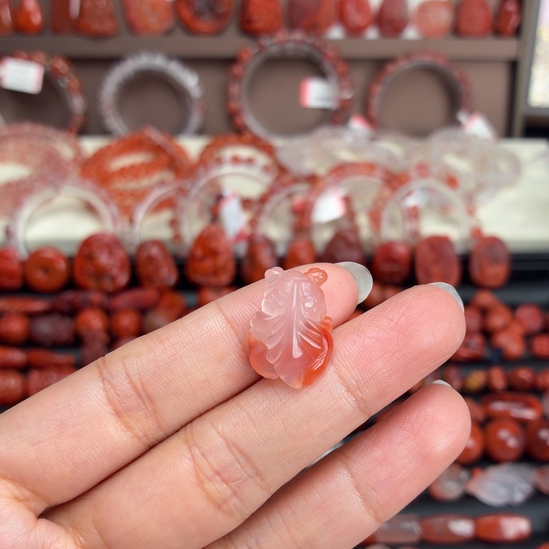 南红玛瑙未镶嵌颈饰金鱼