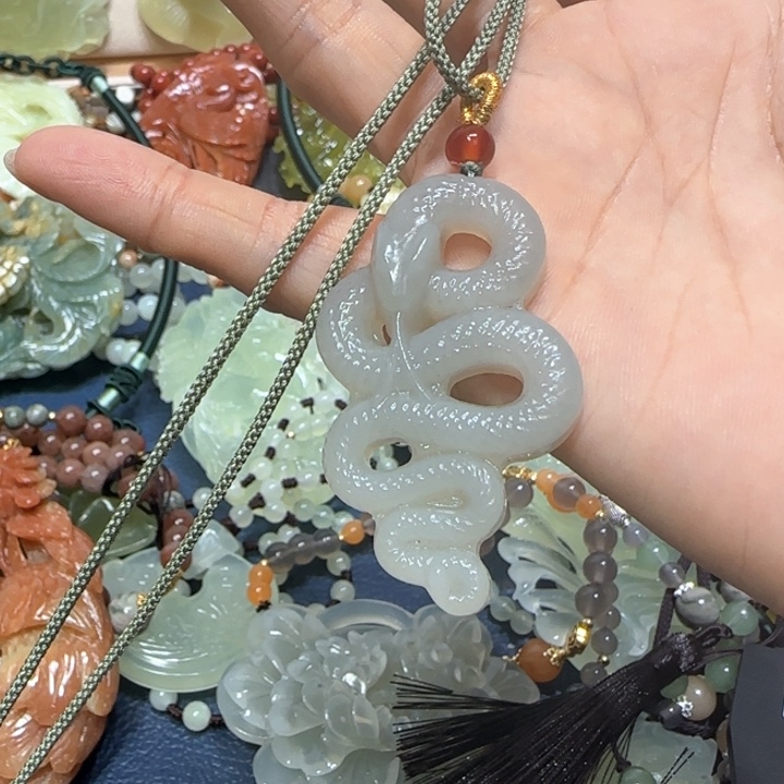 蛇纹石玉吊坠未镶嵌