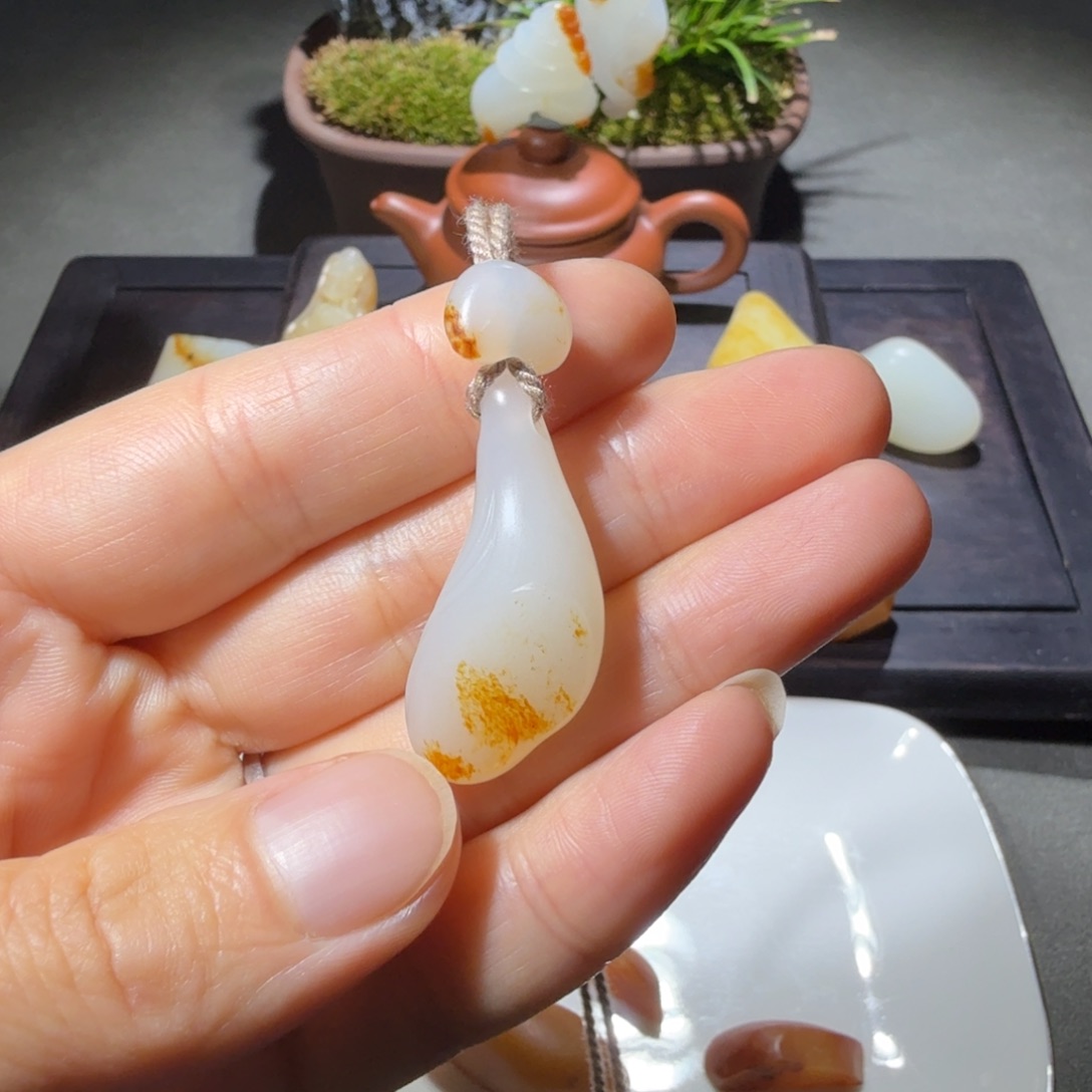 顾***澈和田玉未镶嵌颈饰