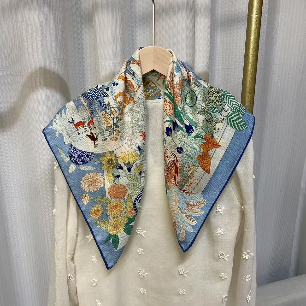 桑蚕丝羊毛【珍奇乐园蓝色】60丝毛方巾双面印花手工丝巾K956