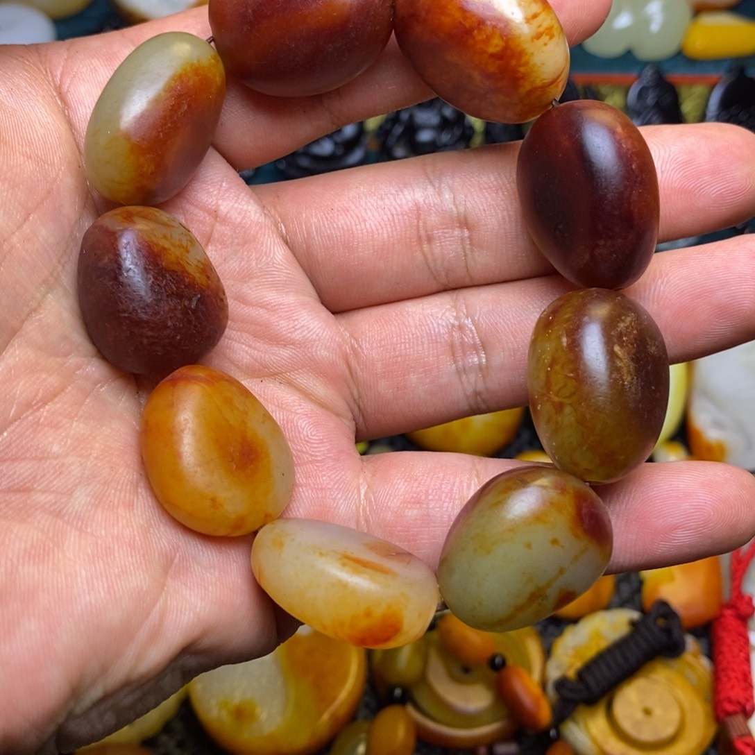 森***虎和田玉未镶嵌颈饰