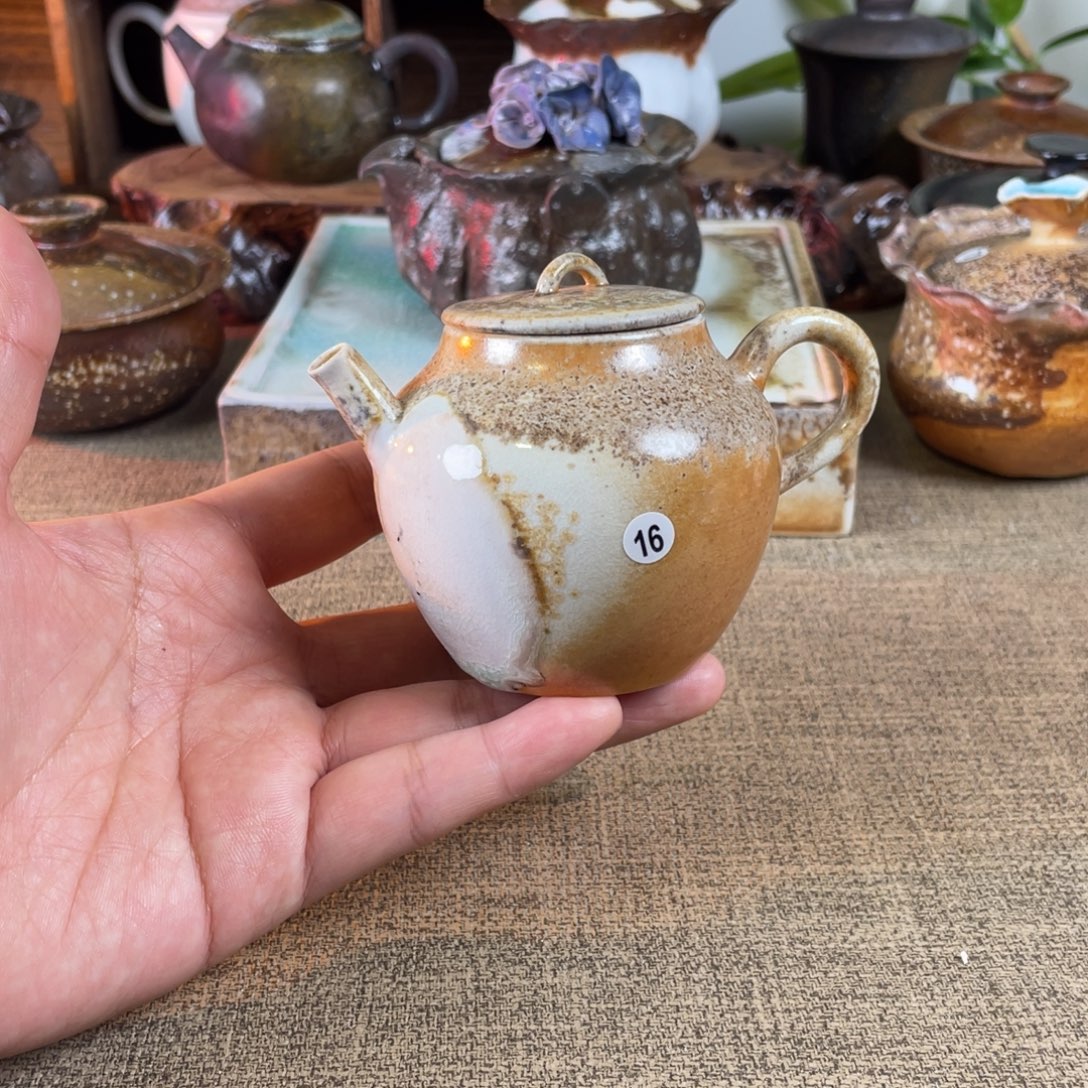 16。  中白壶。容量130