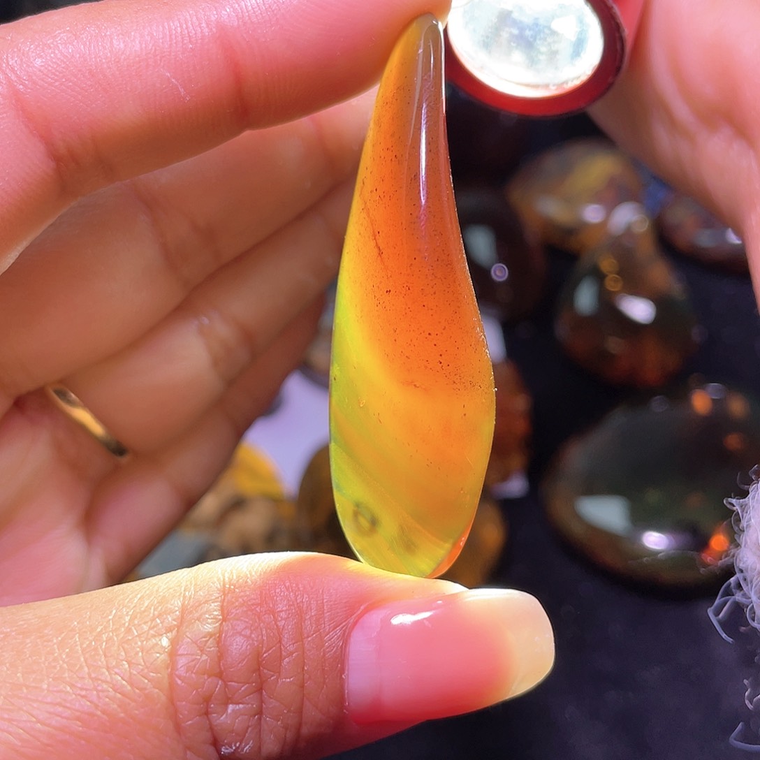 琥珀裸石未镶嵌？