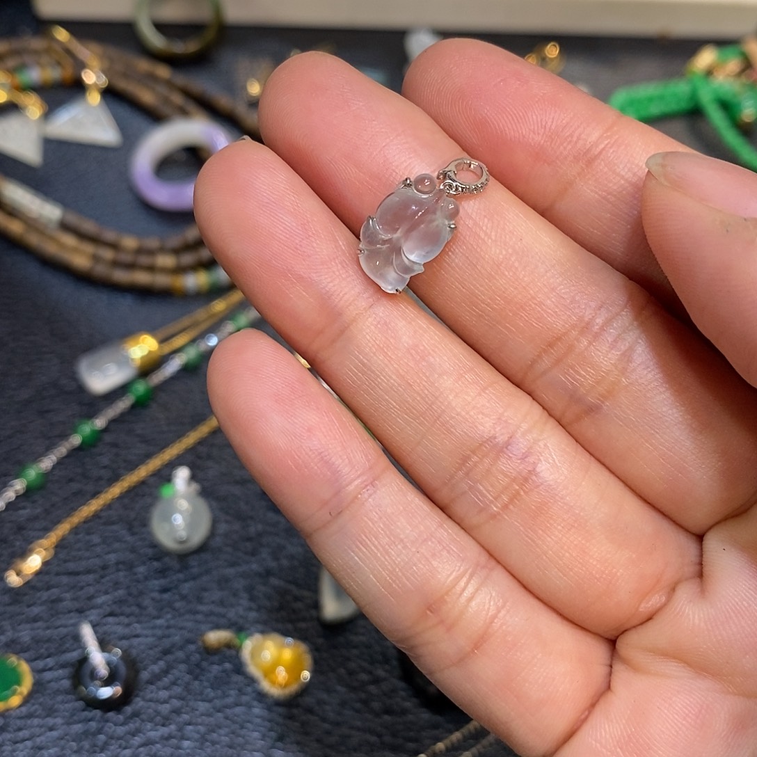 翡翠未镶嵌颈饰翡翠鱼