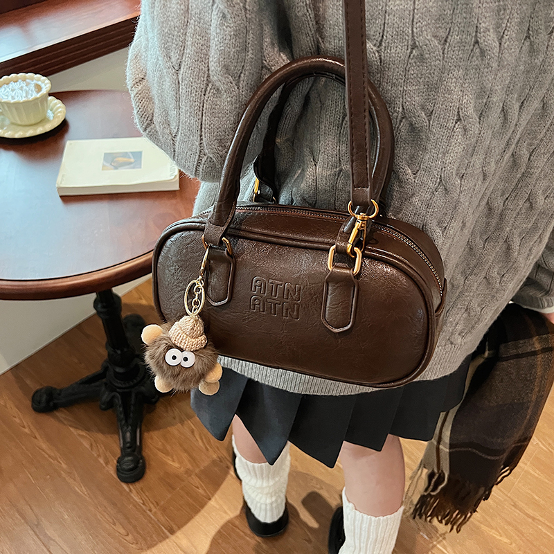 波士顿枕头包2025新款高级秋冬手提百搭斜跨女包复古休闲小包包