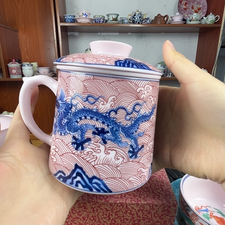 景德镇陶瓷红嘻嘻龙纹办公杯