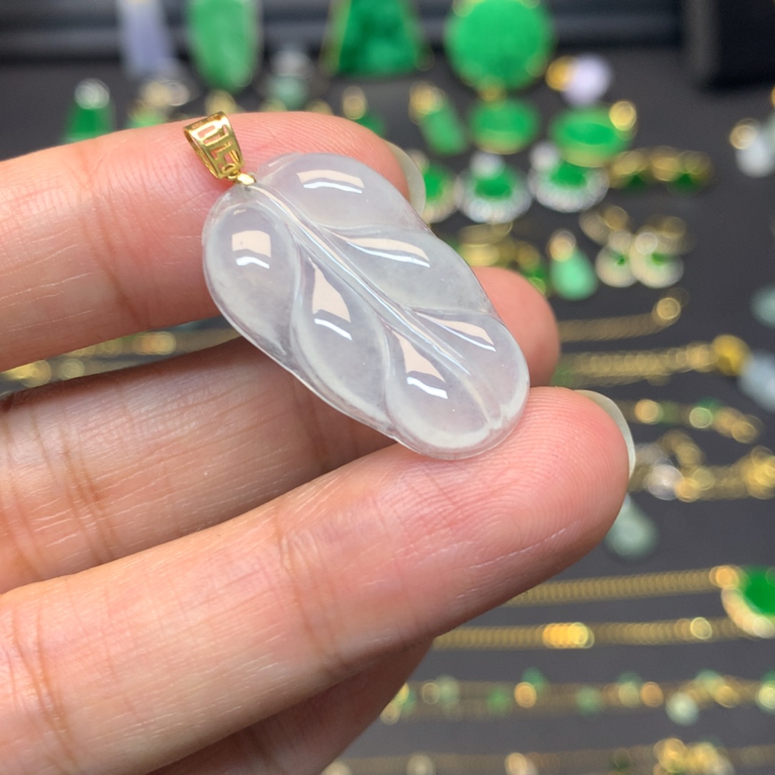 翡翠18K金镶嵌颈饰吊坠