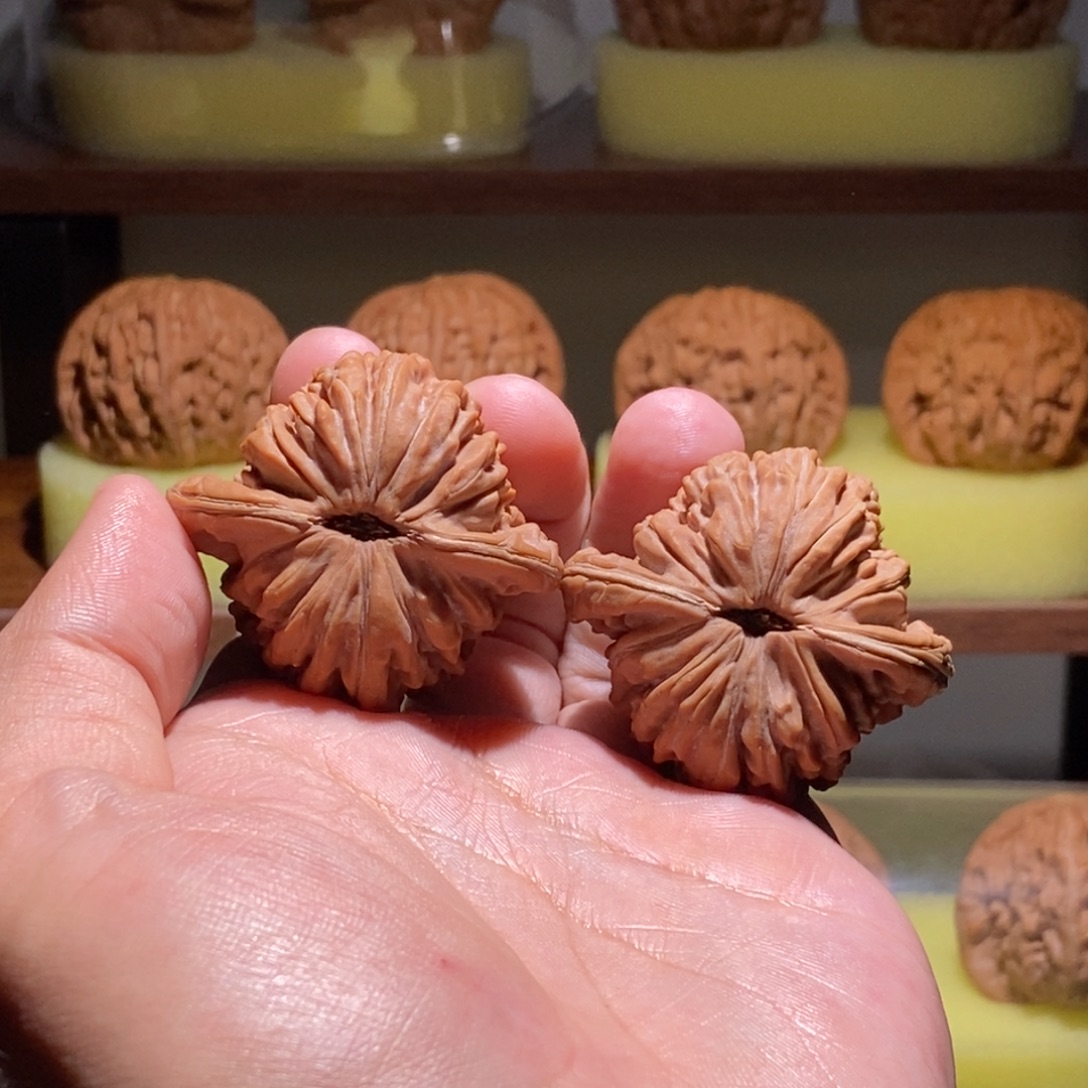 我***羊文玩核桃吊坠全品43尺四座楼红皮山地精品毕业对