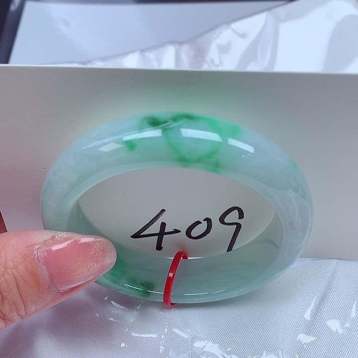 翡翠手镯未镶嵌翡翠