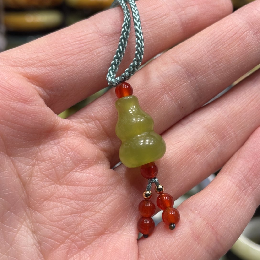 蛇纹石玉颈饰未镶嵌