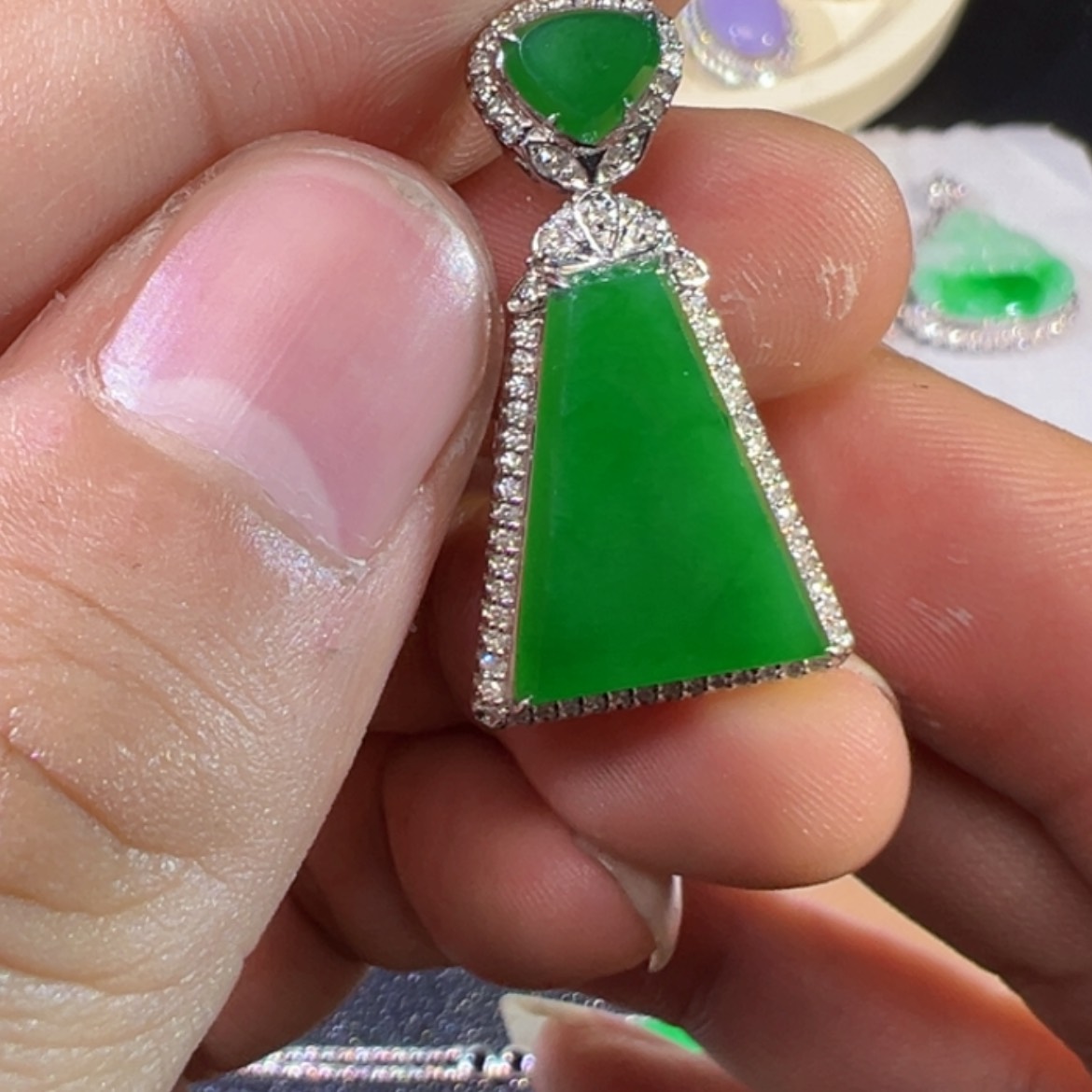 【闪购商品】翡翠颈饰18K金镶嵌阳绿无事牌