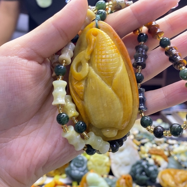 蛇纹石玉未镶嵌颈饰