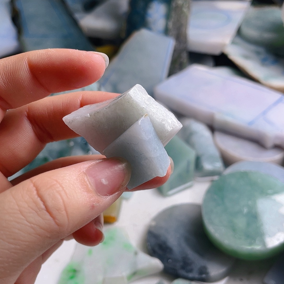 颈饰未镶嵌翡翠。