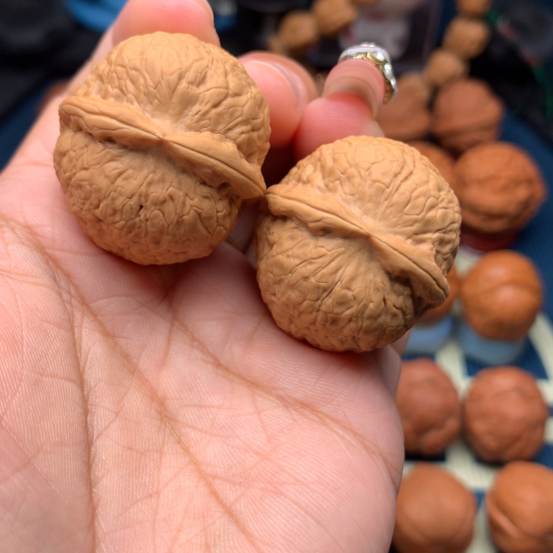 文玩核桃把件M****M鱼籽纹