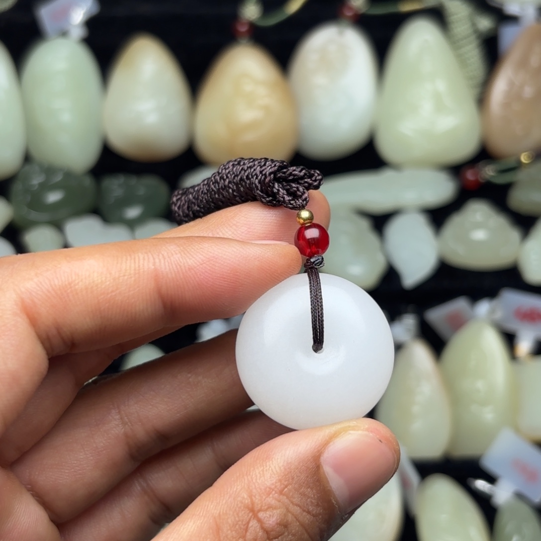 飞***飞和田玉未镶嵌颈饰