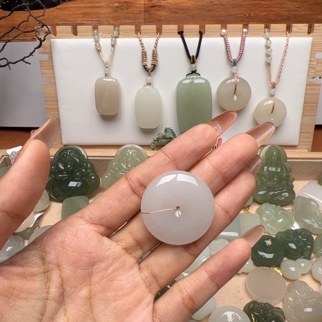 眨***眼和田玉未镶嵌颈饰