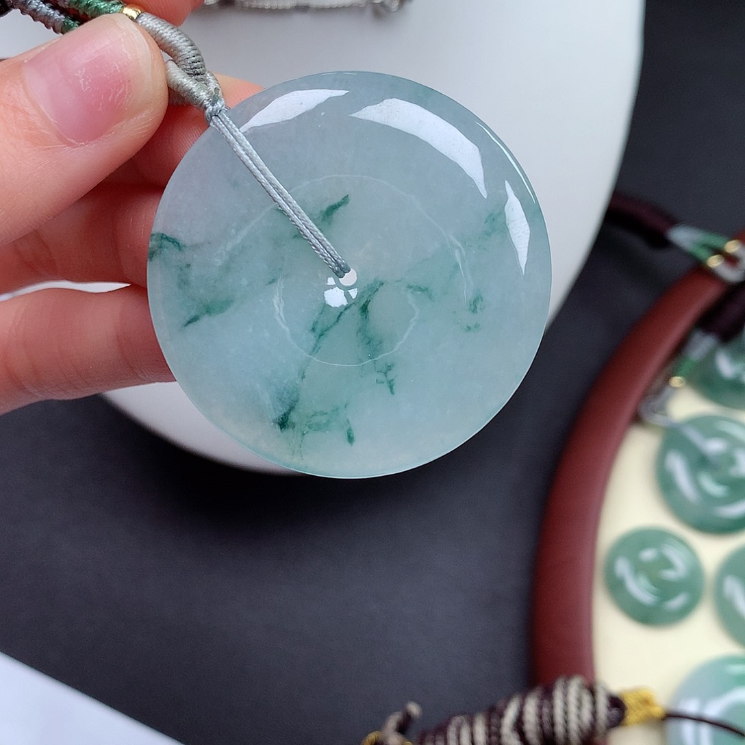 翡翠颈饰未镶嵌平安扣