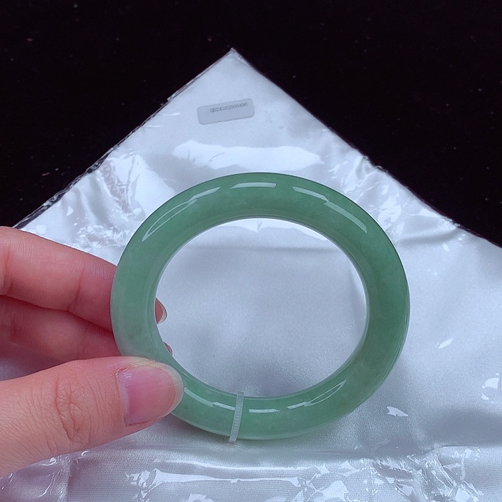 翡翠手镯未镶嵌翡翠