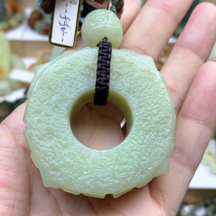 透闪石质玉未镶嵌把件