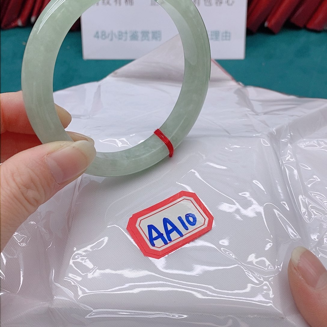 翡翠手镯未镶嵌小*点AA10000000