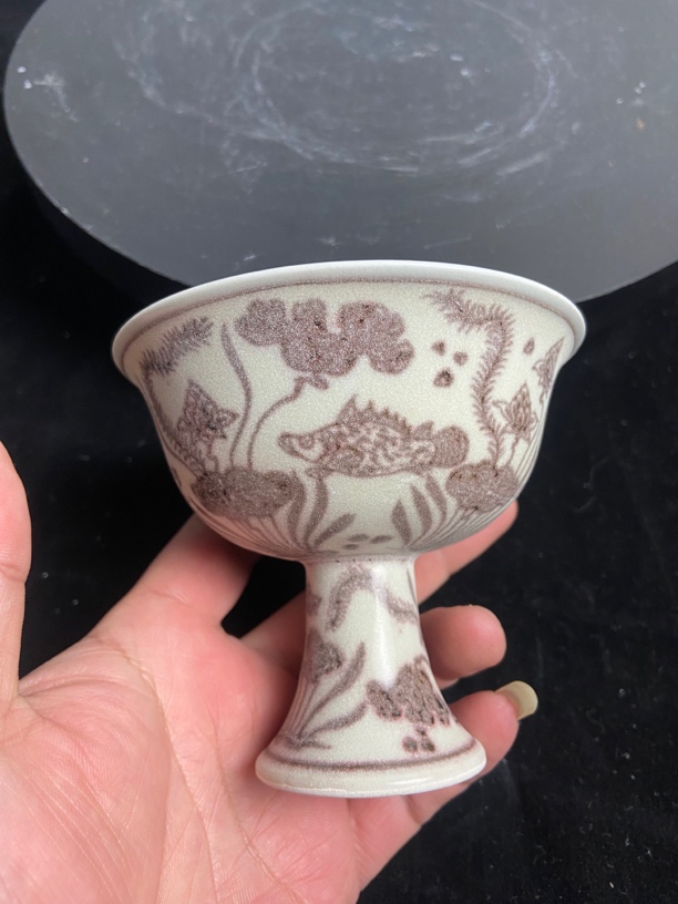 釉里红鱼藻纹高足杯、全品微失光