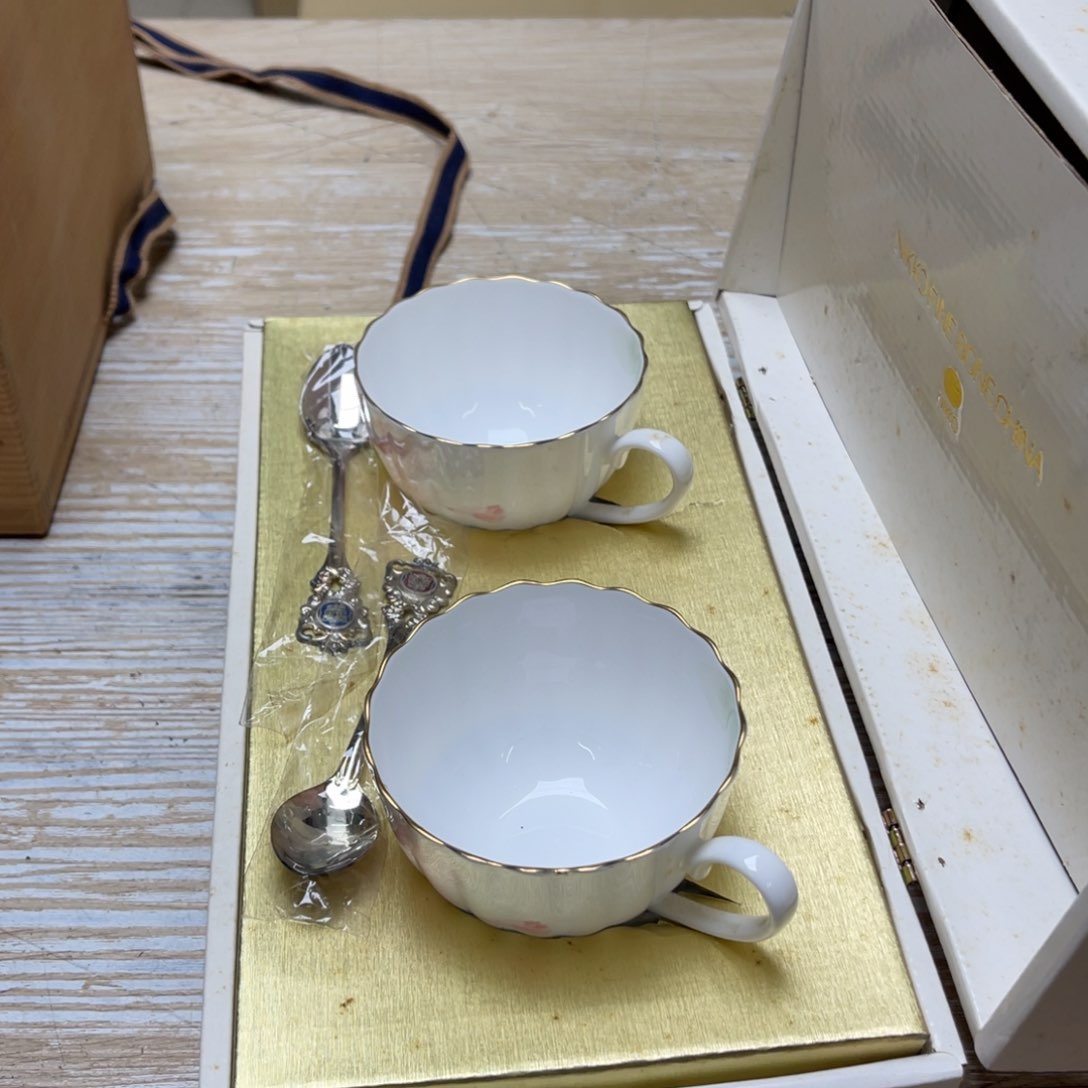 瓷片暗**影密密麻麻地排列着一个大