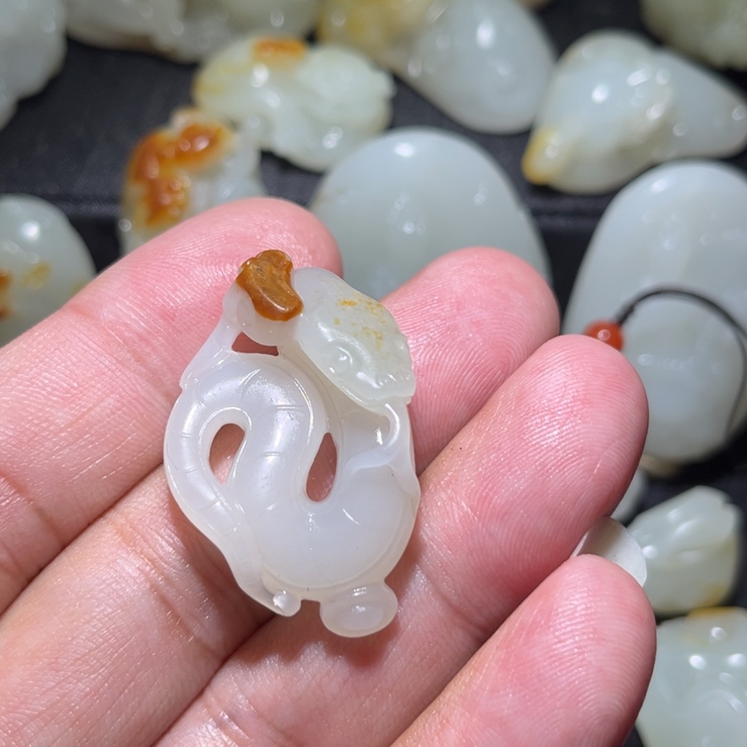 和田玉颈饰未镶嵌绝**局