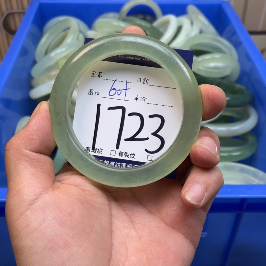 岫玉手镯手镯未镶嵌