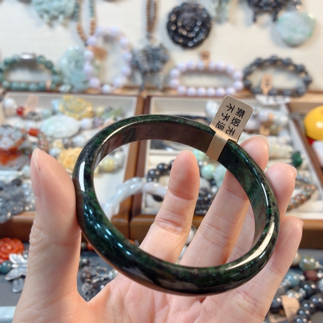 李***丽翡翠未镶嵌颈饰手串