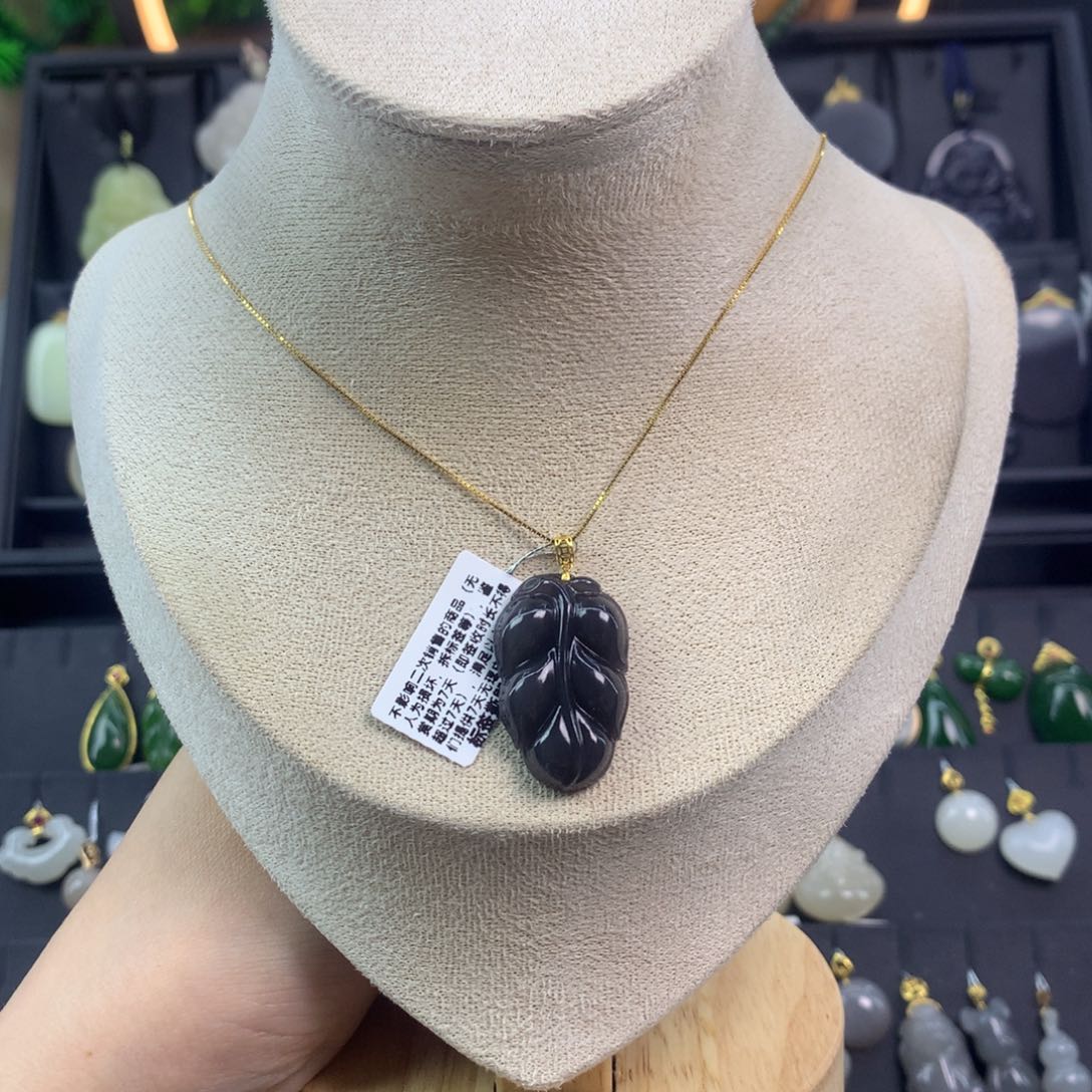 和田玉吊坠18K金镶嵌