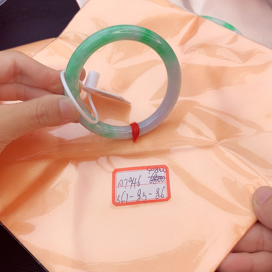 翡翠手镯未镶嵌翡翠