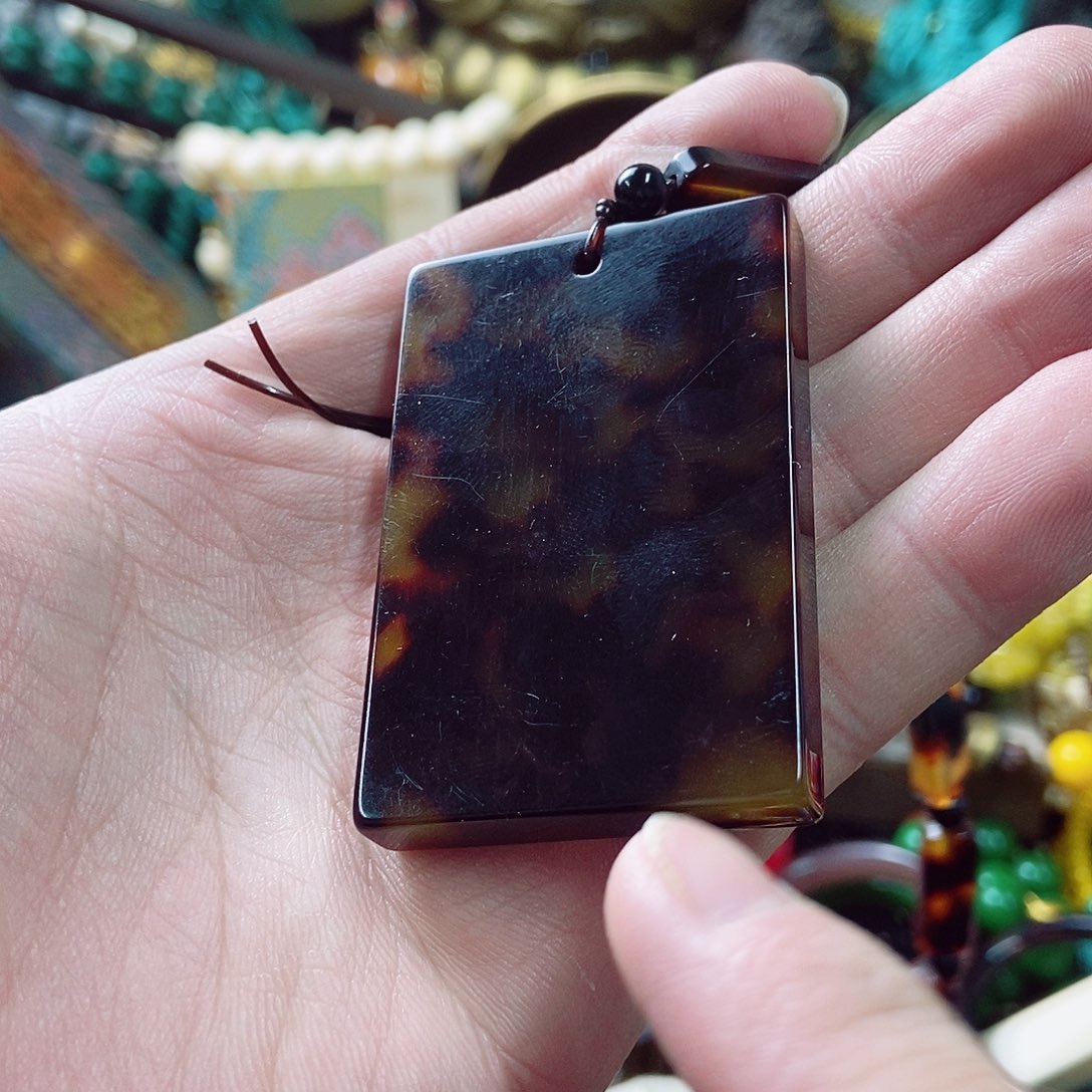 琥珀裸石未镶嵌摆件设计的时候也是很有创意的