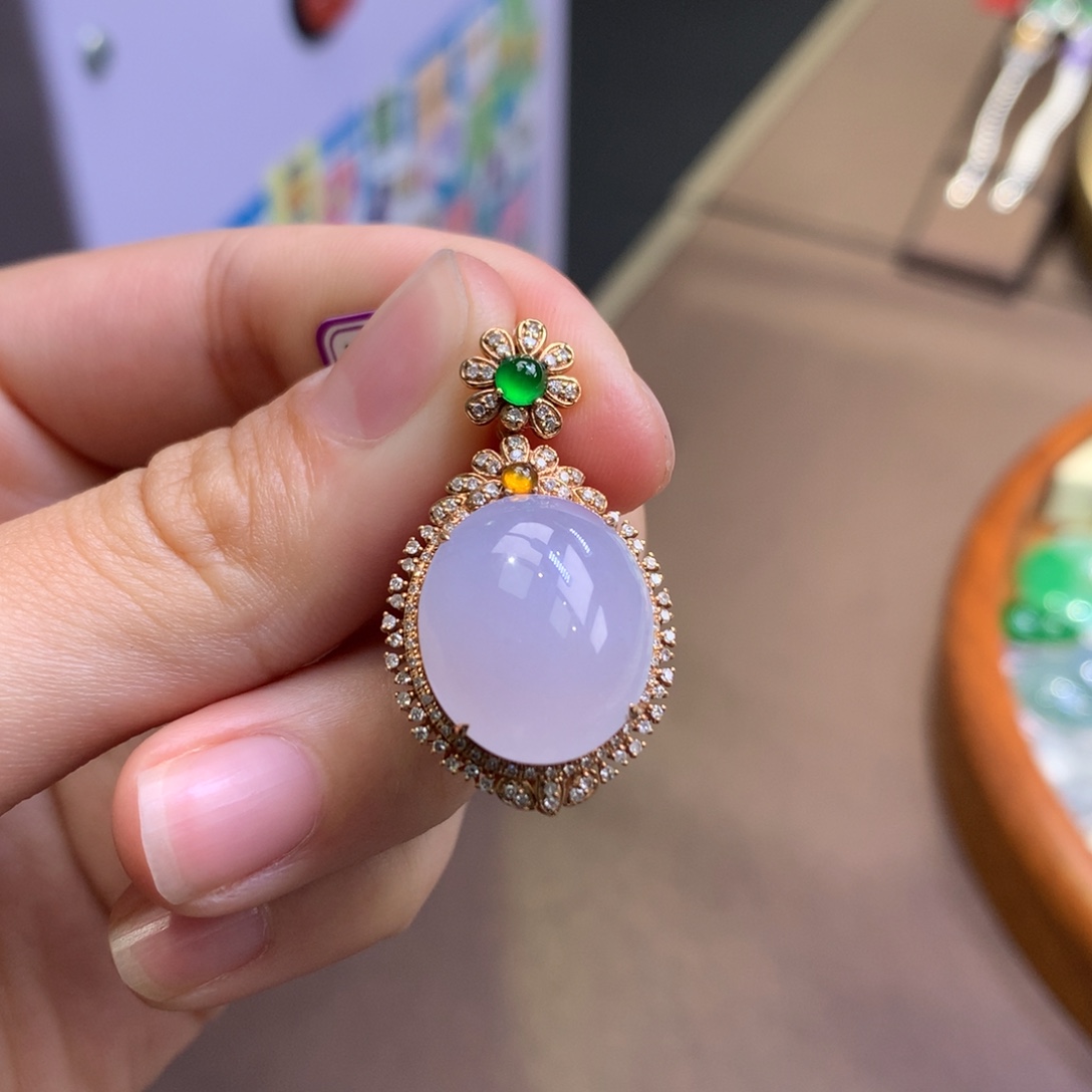 翡翠18K金镶嵌颈饰翡翠