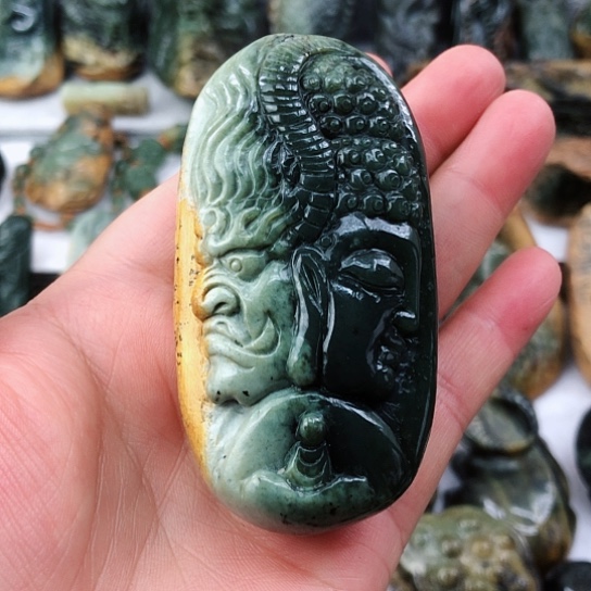 未镶嵌岫岩河磨玉（透闪石质玉）把件