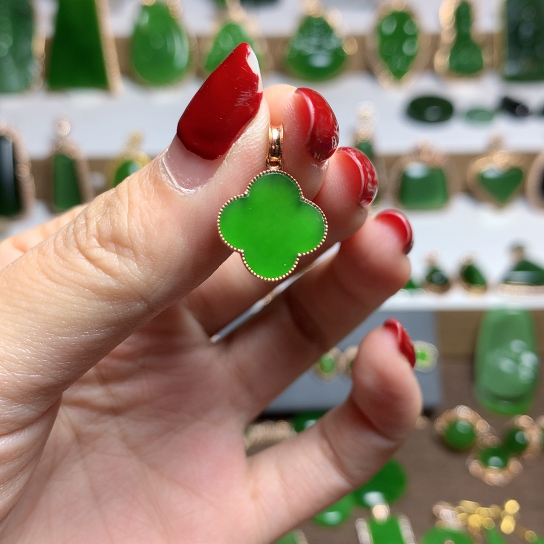 和田玉吊坠18K金镶嵌