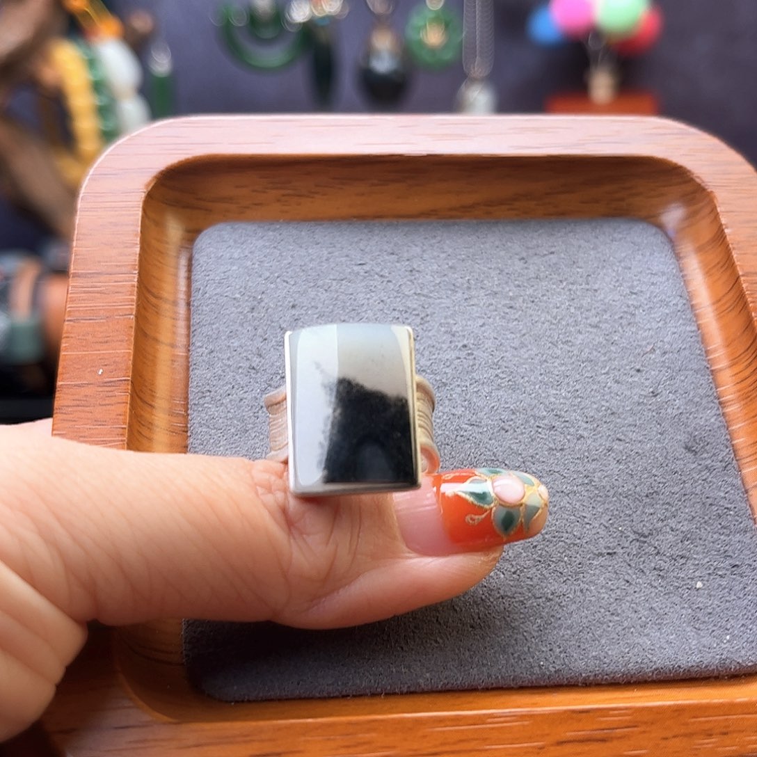 颈饰未镶嵌和田玉考***?