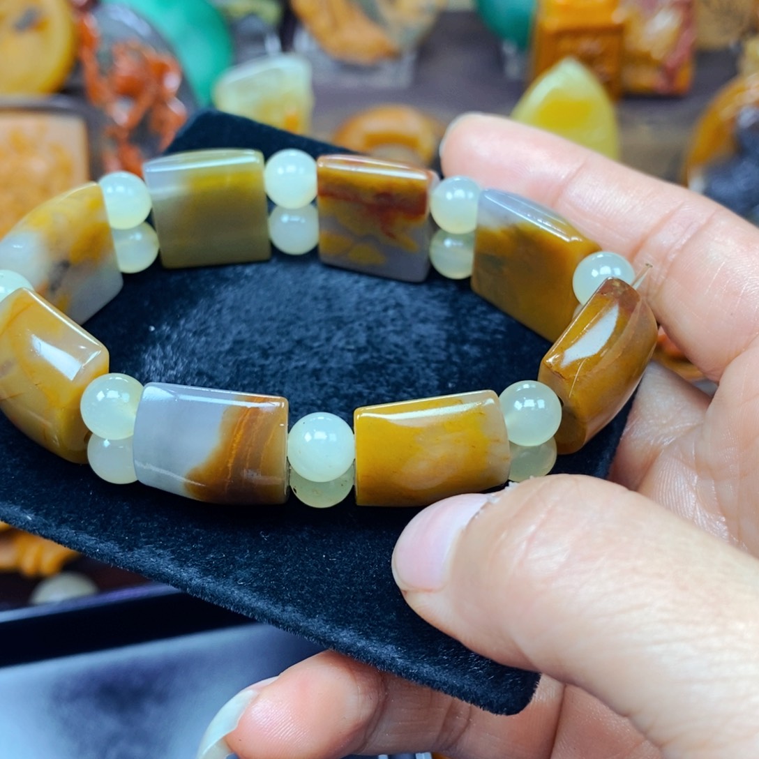 石英质玉（黄龙玉）未镶嵌颈饰