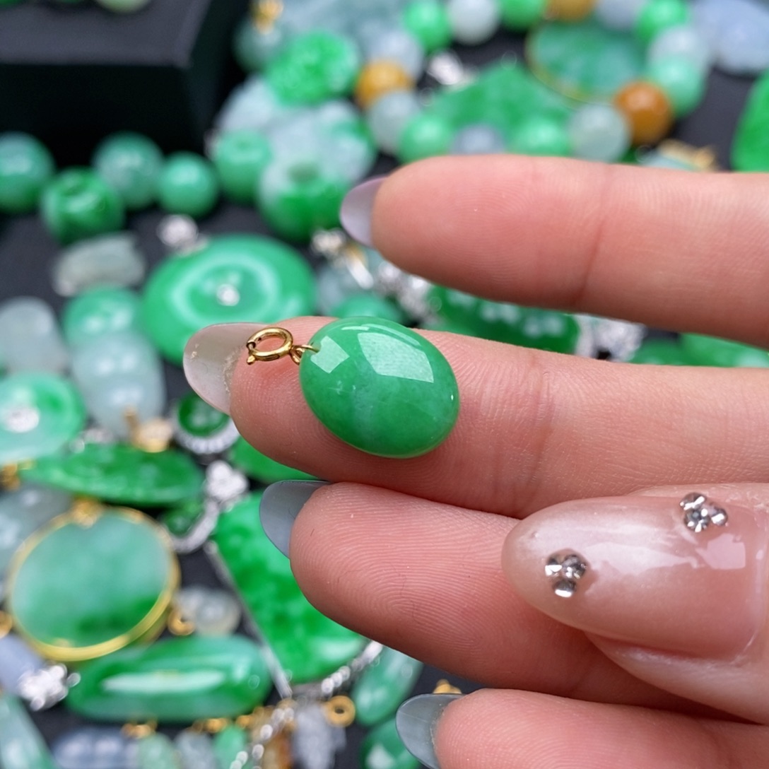 翡翠颈饰18K金镶嵌小**?翡翠