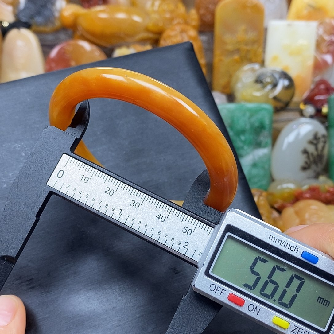 石英质玉（黄龙玉）颈饰未镶嵌