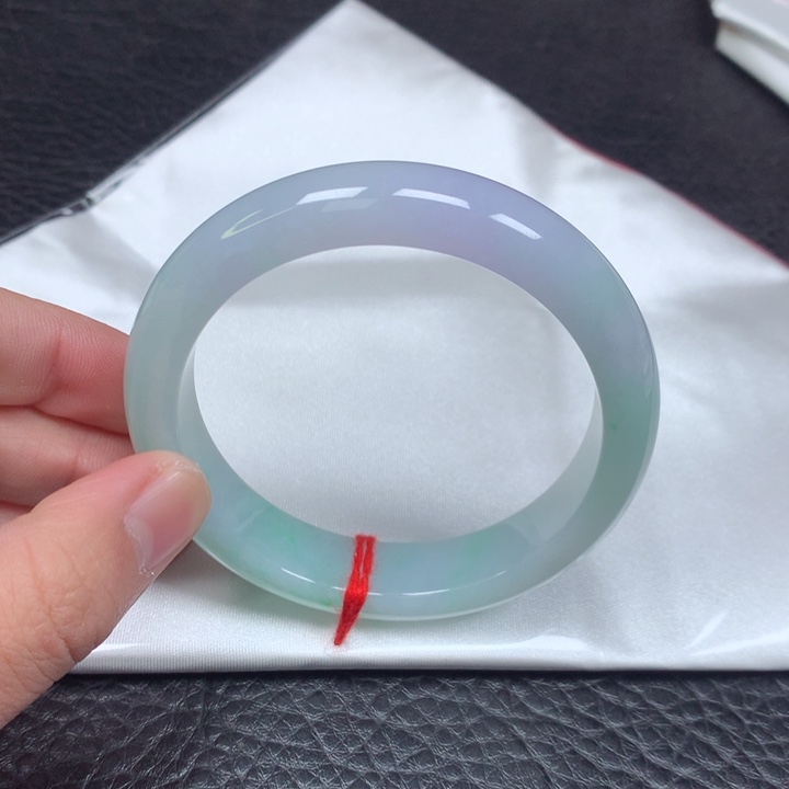 翡翠手镯未镶嵌。